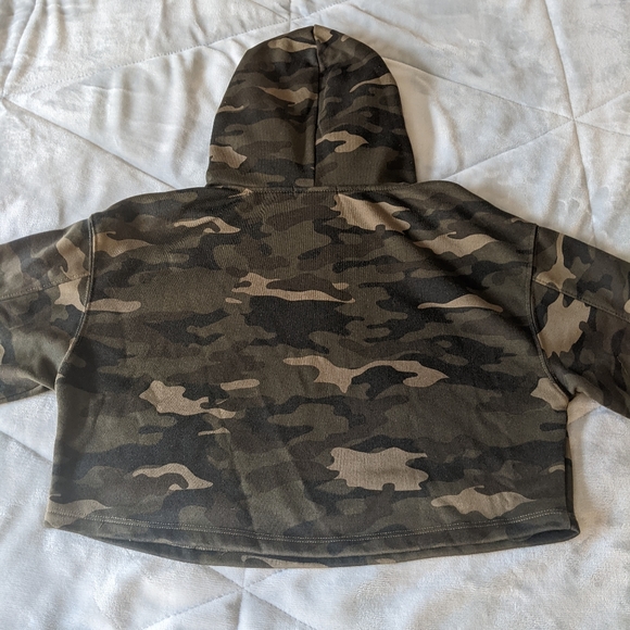 Camo Cropped Hoodie - Picture 3 of 7
